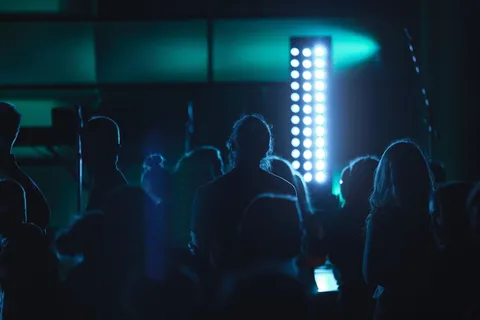 剪影照片、人物、塔灯、黑暗、夜晚、人群、音乐会、灯光 剪影照片、人物、塔灯、黑暗、夜晚、人群、音乐会、灯光