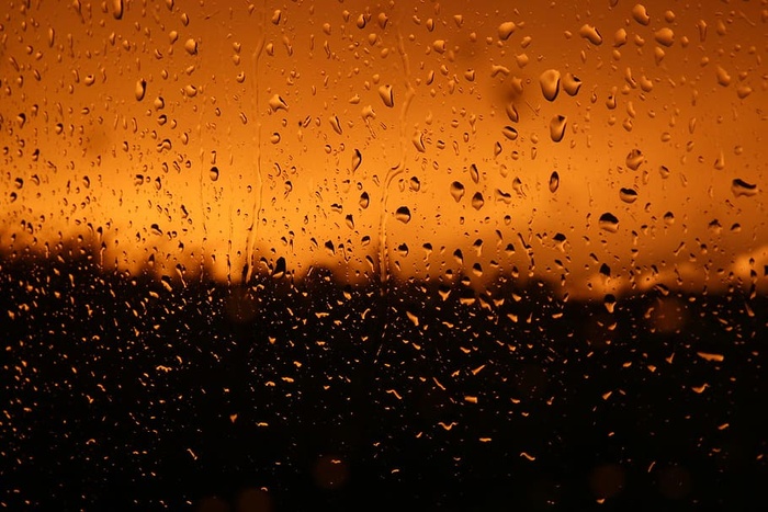 雨落在城市的窗户上