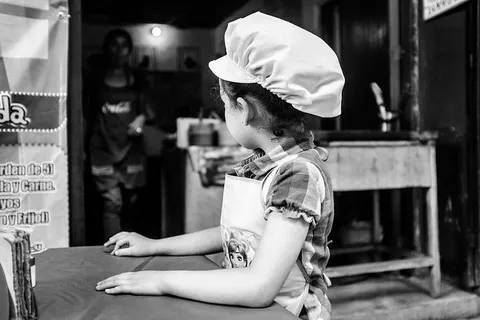墨西哥普埃布拉市黑白黑白儿童厨师女孩bnw