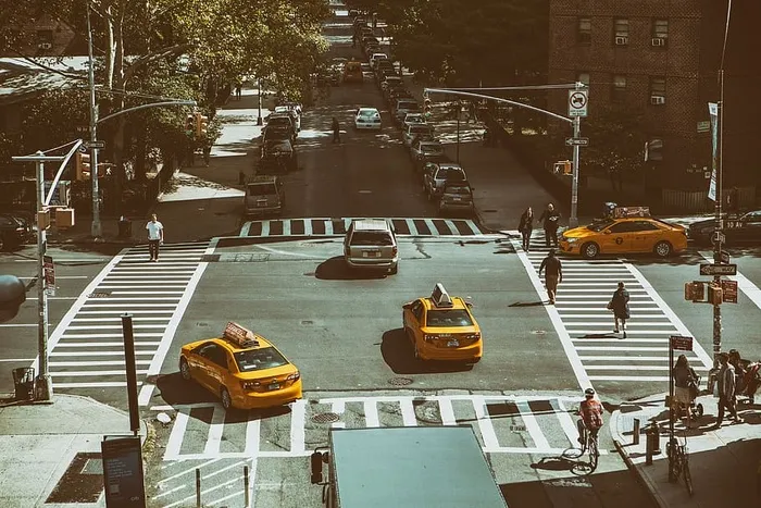 纽约曼哈顿一个路口的广角交通照片。这张照片是在岛西部的高架公共走道上拍摄的