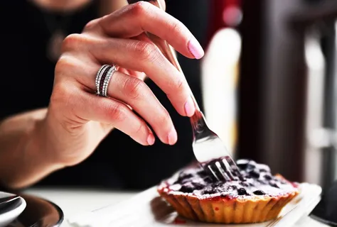 戒指，手，钻石，红宝石，珠宝，黄金，人手，食品和饮料