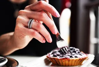 戒指，手，钻石，红宝石，珠宝，黄金，人手，食品和饮料