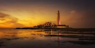 海岸附近的白色灯塔