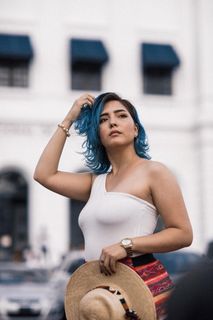 戴白色高帽的女人