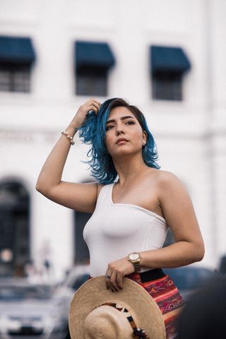 戴白色高帽的女人