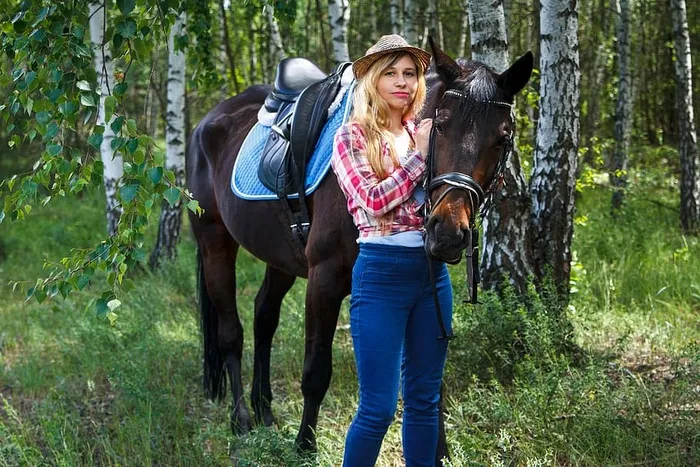 女子牵着马的照片