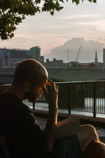 英国、伦敦、南岸、阅读、沉思、书籍、深入思考、真实的人