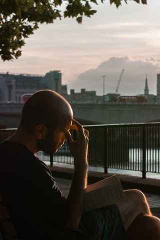 英国、伦敦、南岸、阅读、沉思、书籍、深入思考、真实的人