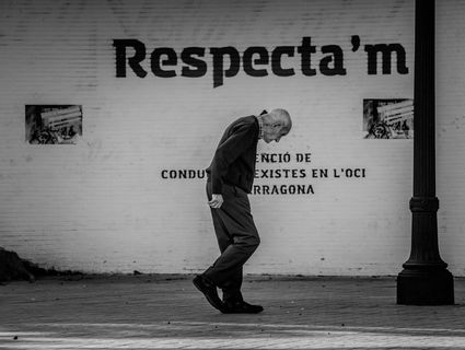 在灯杆附近行走的男子