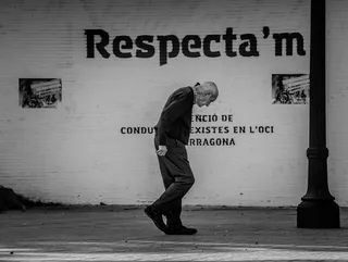 在灯杆附近行走的男子