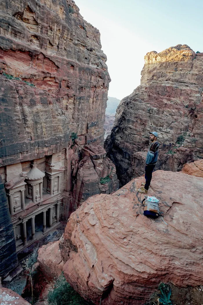 人，站立，悬崖，地方，地标，建筑，结构，岩石