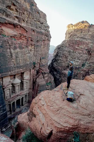 人，站立，悬崖，地方，地标，建筑，结构，岩石