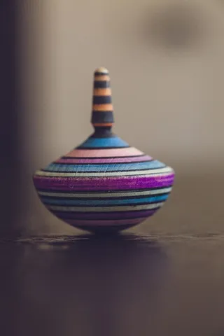 浅焦点摄影中的紫色、蓝色和白色顶部玩具