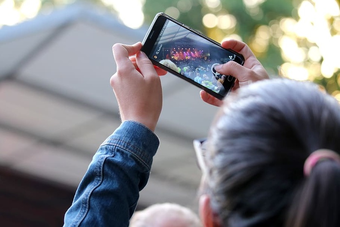 女人，拿着，打开iphone，音乐，手机，节日，照片，手机