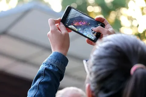 女人,拿着,打开iphone,音乐,手机,节日,照片,手机 女人,拿着,打开iphone,音乐,手机,节日,照片,手机