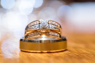 钻石戒指特写照片