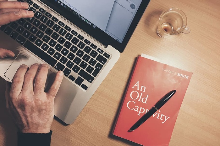 笔记本电脑和书桌上的书