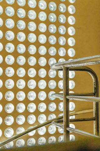 灰色不锈钢轨道