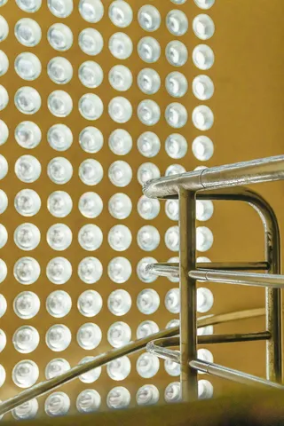 灰色不锈钢轨道