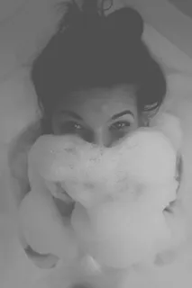 单人、真人、肖像、浴缸、室内、头像、生活方式、家庭房间