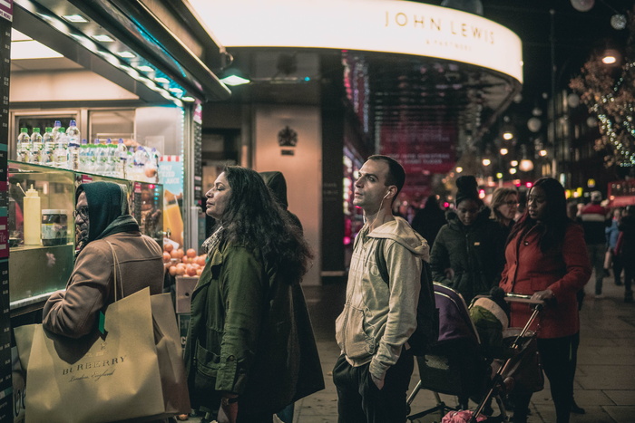 晚上人们在商店旁边排队