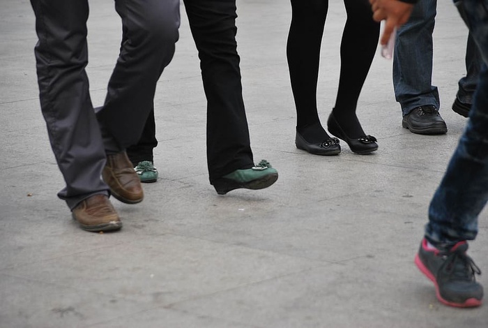 人，穿着，各种颜色的鞋子，腿，走路，走路，四肢，运动