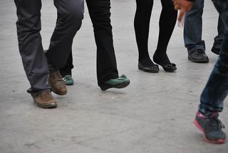 人，穿着，各种颜色的鞋子，腿，走路，走路，四肢，运动