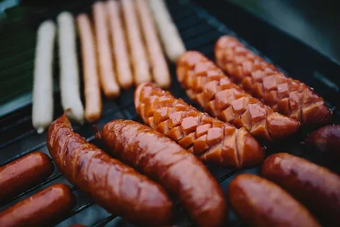 烤架上的香肠 烤架上的香肠