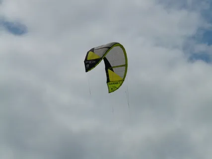 风筝,挡风玻璃,屏风,龙,风筝冲浪,运动,风筝冲浪,操纵风筝航行 风筝,挡风玻璃,屏风,龙,风筝冲浪,运动,风筝冲浪,操纵风筝航行