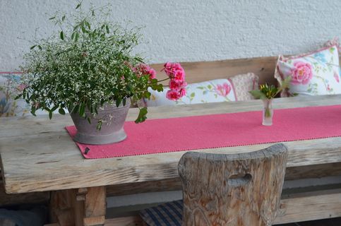 粉色、花朵、绿色、树叶、灰色、花盆、桌子、侧边 粉色、花朵、绿色、树叶、灰色、花盆、桌子、侧边