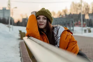 坐在棕色木椅上的女人