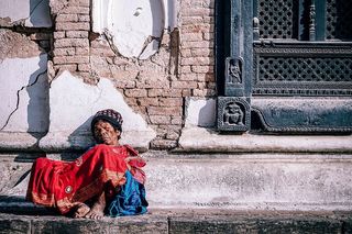 正在午睡的老妇人