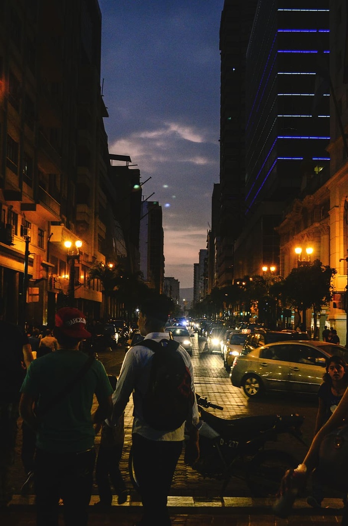 高楼大厦附近道路上的人群