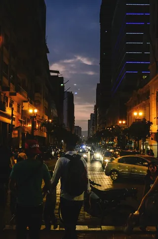 高楼大厦附近道路上的人群