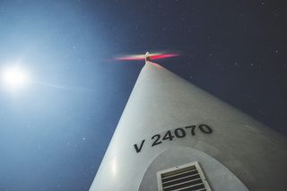 月球背景的白色宇宙飞船