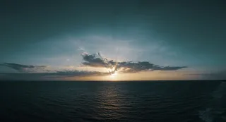 水体和白云照片