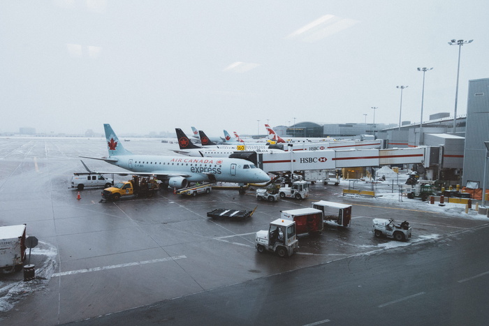 灰色水泥地面上的白色航空公司
