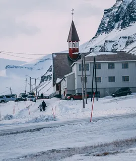 斯瓦尔巴特群岛和扬马延岛、Longyarbyen、北极、冬季、雪、教堂、穆迪、红色 斯瓦尔巴特群岛和扬马延岛、Longyarbyen、北极、冬季、雪、教堂、穆迪、红色