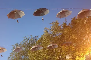 低角度摄影，两条线，灰色，雨伞，悬挂式，黑色