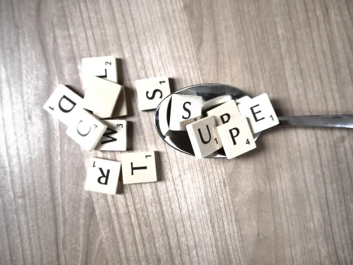 字母汤，字母，汤，吃，汤匙，文字，木材，桌子