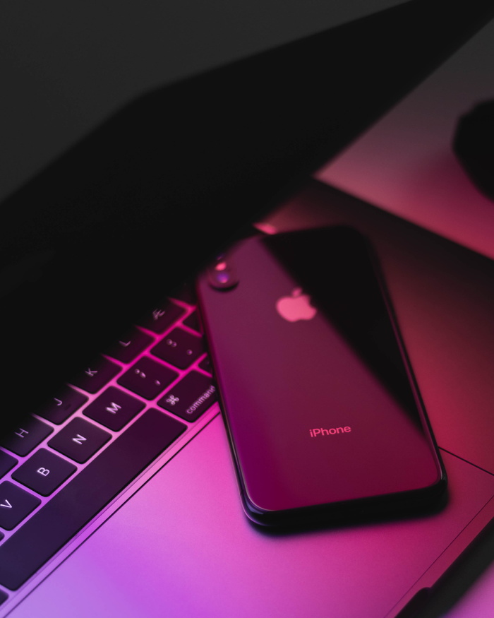 银色MacBook上的黑色iPhone X