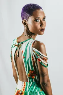 站在白色背景上的女人