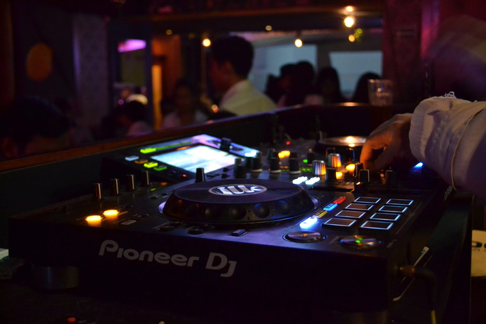 使用 Pioneer DJ 控制器的人