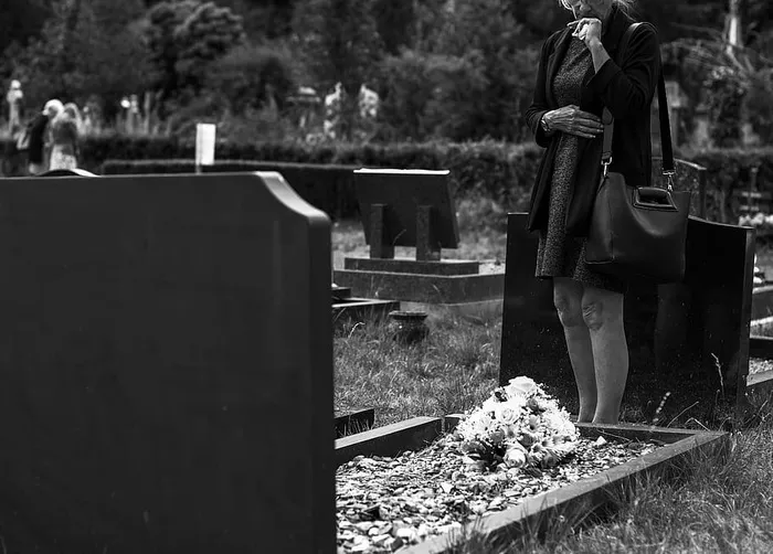 穿黑色长袖开衫的女人