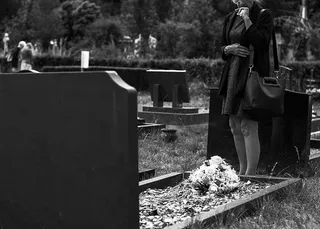 穿黑色长袖开衫的女人