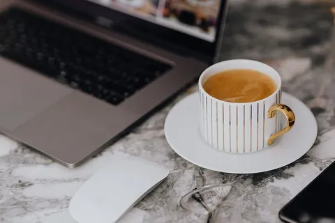 大理石桌上的咖啡杯