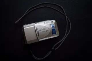 银色奥林巴斯摄像机