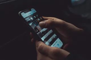 手持安卓智能手机的人