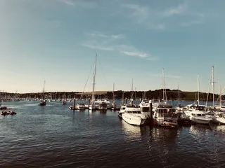 海港上的白色游艇