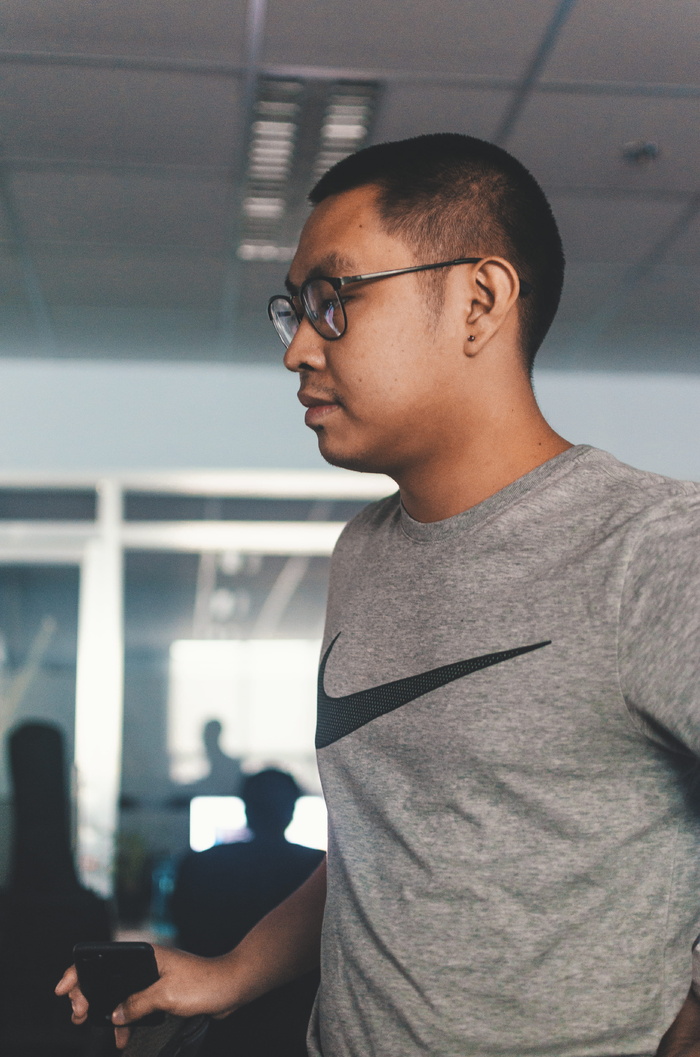 身穿灰色和黑色Nike圆领衬衫的男子